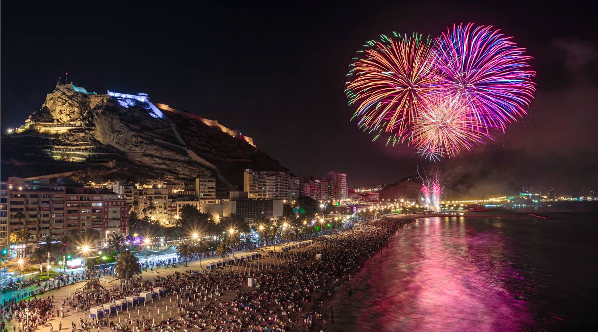 Concurso de fuegos artificiales en la playa de Alicante