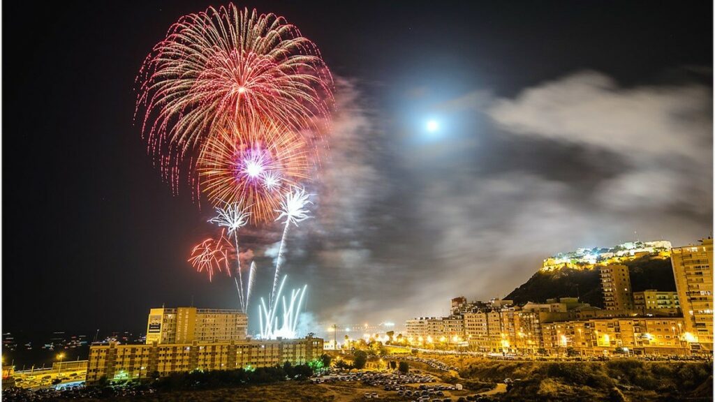 Concurso de fuegos artificiales en la playa de Alicante