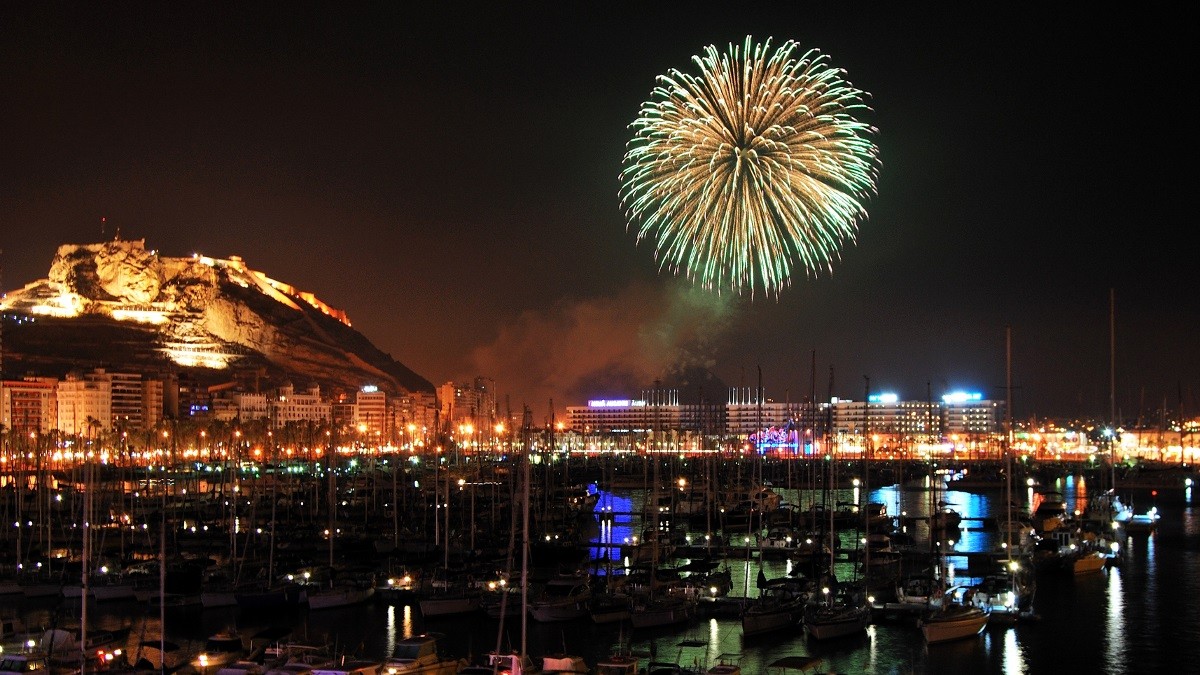 Concurso de fuegos artificiales en la playa de Alicante