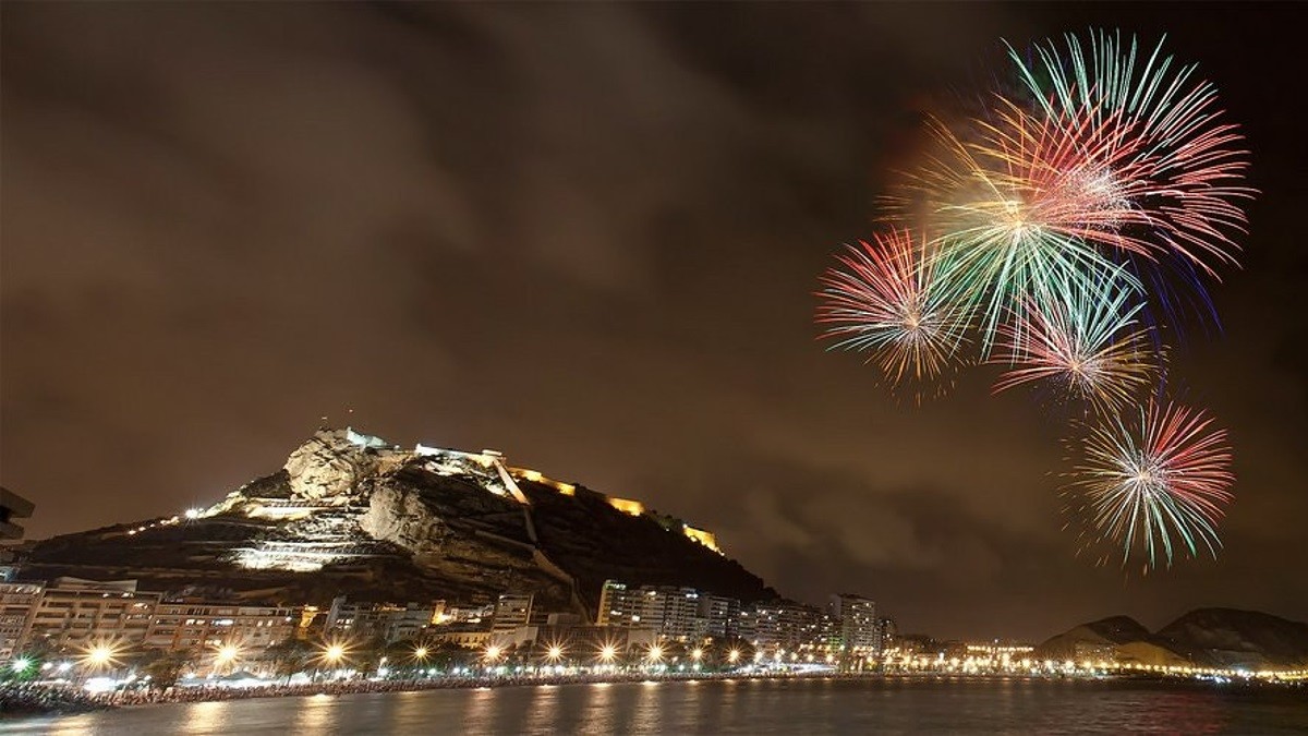 Concurso de fuegos artificiales en la playa de Alicante 4