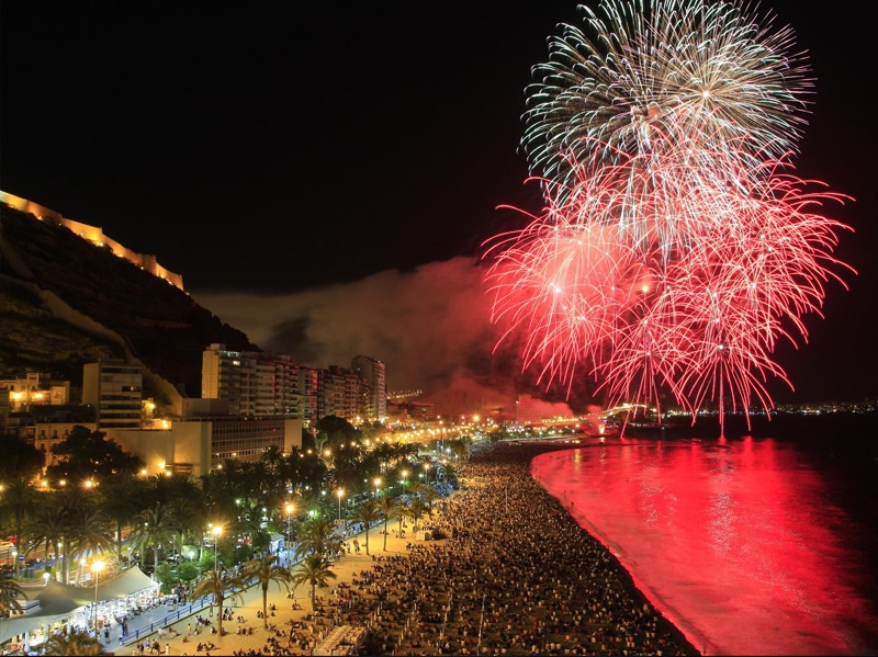 Concurso de fuegos artificiales en la playa de Alicante