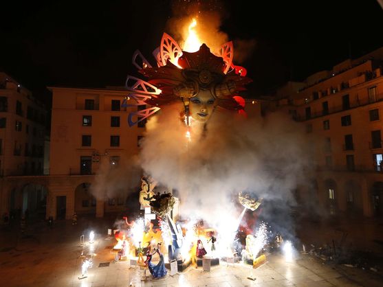 Cremà de las Hogueras de San Juan en Alicante