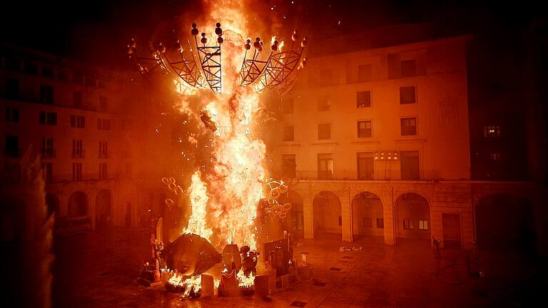 Cremà de las Hogueras de San Juan en Alicante