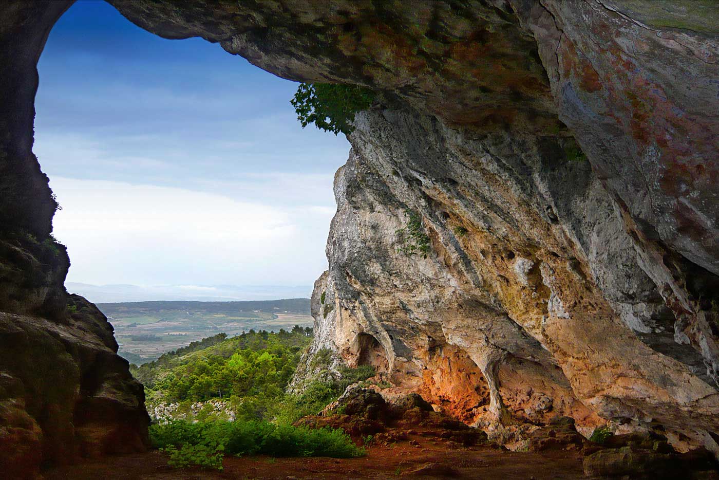 Cueva de Bolumini desde el camping de Mariola