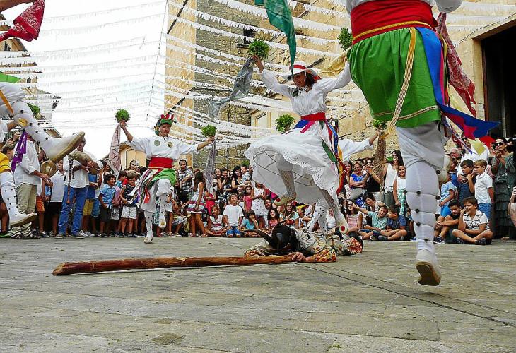 Conoce la tradición Viva de las Danzas de Sant Jaume en la Comunidad Valenciana