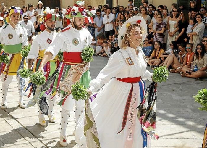 Conoce la tradición Viva de las Danzas de Sant Jaume en la Comunidad Valenciana