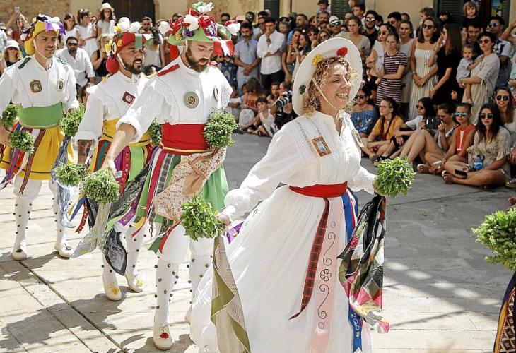 Conoce la tradición Viva de las Danzas de Sant Jaume en la Comunidad Valenciana