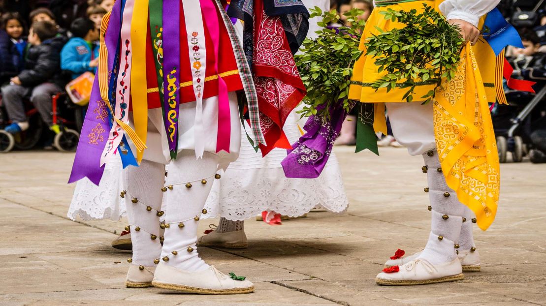 Conoce la tradición Viva de las Danzas de Sant Jaume en la Comunidad Valenciana