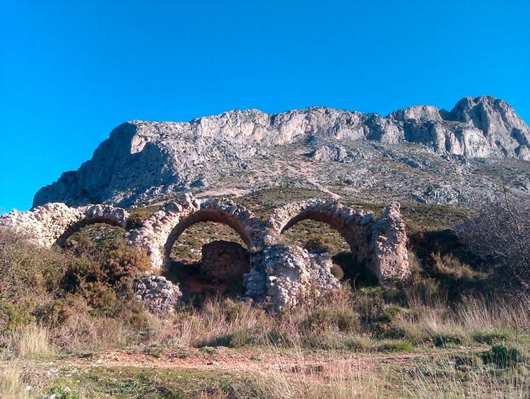 ¿Qué consejos debo seguir si quiero practicar senderismo en la Sierra De Bernia?