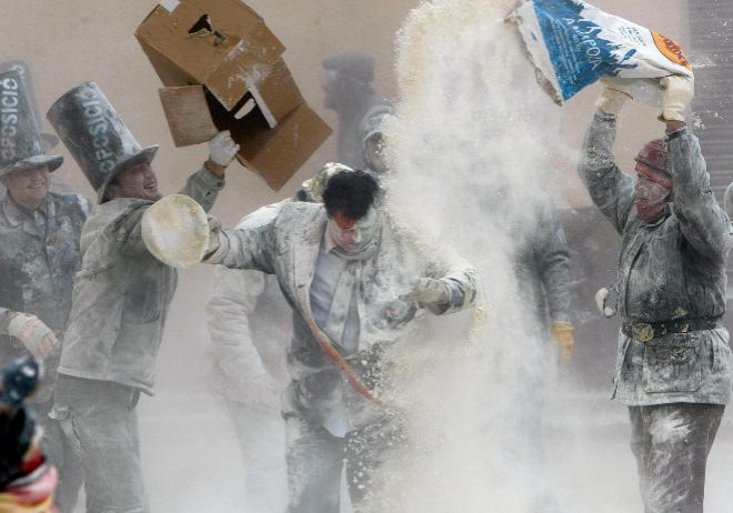 Conoce la Fiesta de Los Enharinados en Alicante