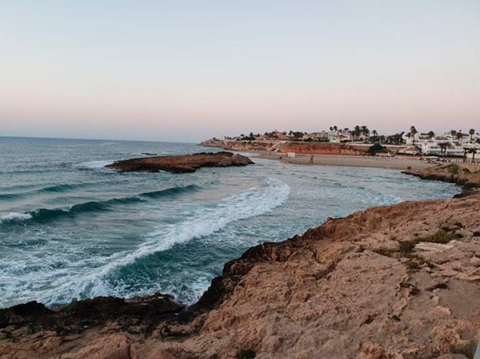 En esta ocasión vamos a seguir la ruta de senderismo a Cala Mosca y Cabo Peñas. Esta última, aunque es de difícil acceso, vale la pena visitarla. Tiene aguas tranquilas y arena dorada. 