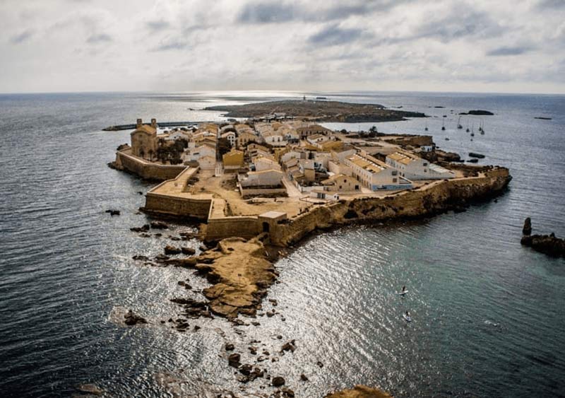 Ubicada a poco más de 8 kilómetros de las costas del puerto de Santa Pola, 