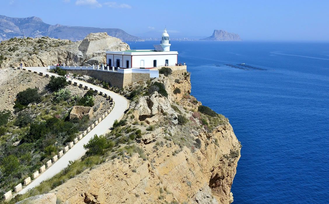 Subir la ruta del Faro Albir