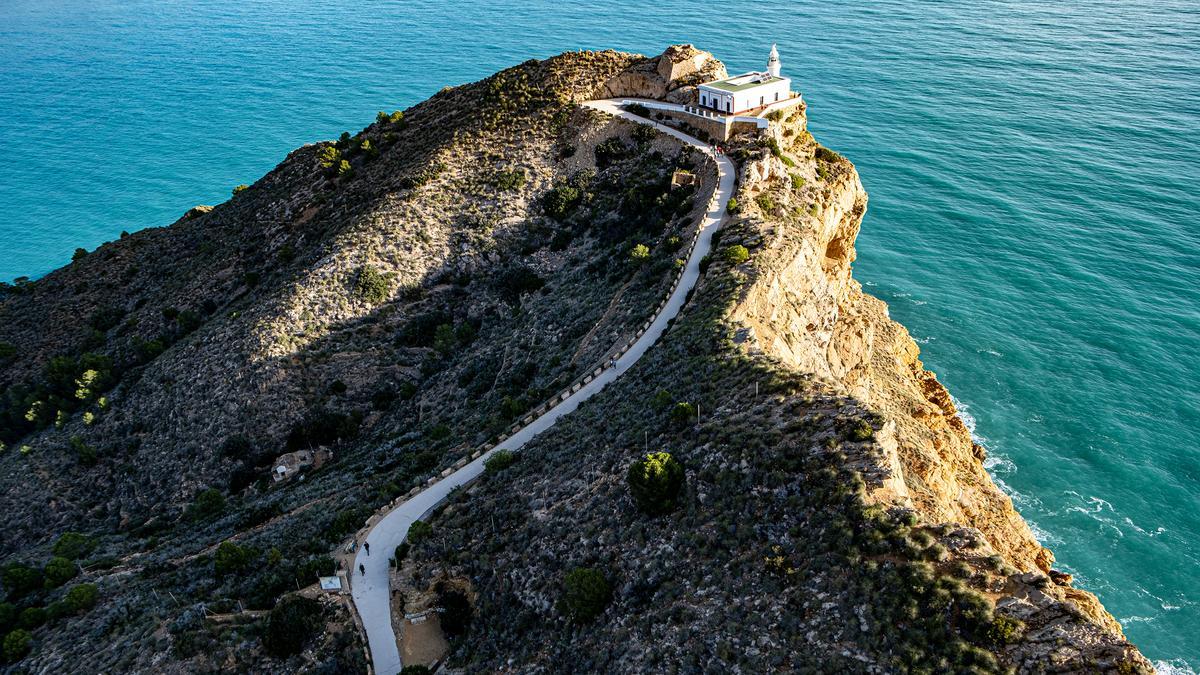 Subir la ruta del Faro Albir