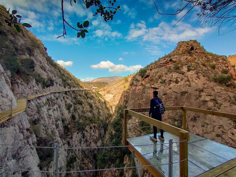 Ruta por la pasarela del pantano de Relleu