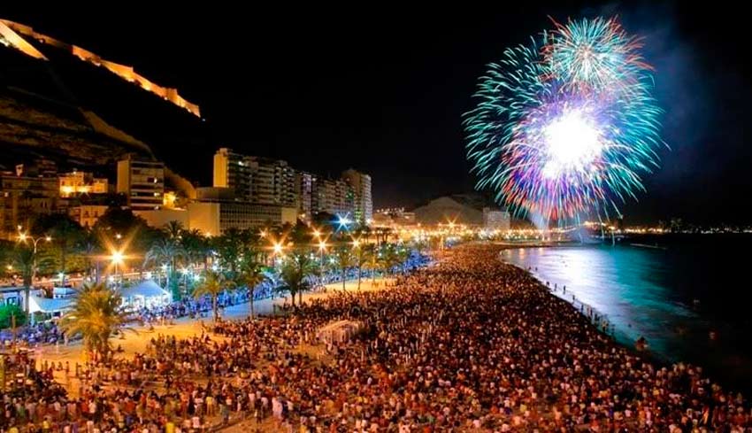 Fuegos artificiales desde la playa del postiguet