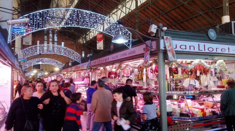 gente comprando en el mercao central