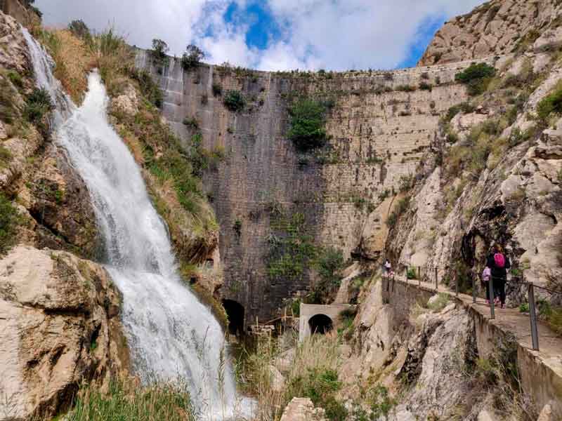 Ruta hasta la parte alta de la presa del embalse de Tibi