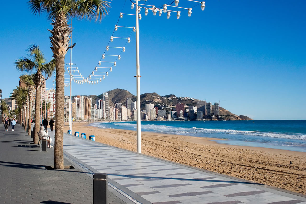Servicios en la playa de Levante en Benidorm