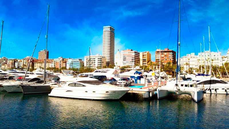 puerto de Alicante con sus barcos