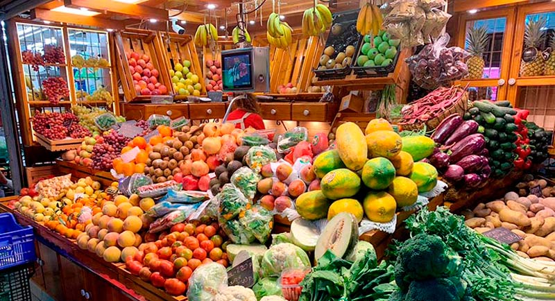 puesto de frutas en el mercado
