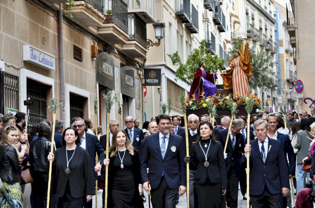 Procesión de Santa Cruz en Alicante: Tradición y devoción que llena las calles 4 Procesión de Santa Cruz en Alicante